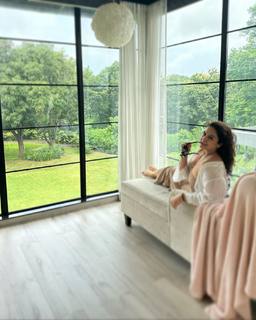 Huma Qureshi feet photo thumbnail