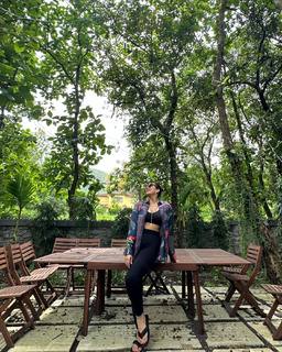 Huma Qureshi feet photo thumbnail