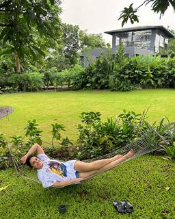 Huma Qureshi feet photo thumbnail