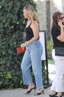 Alicia Silverstone feet photo thumbnail
