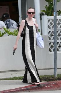 Dakota Fanning feet photo thumbnail
