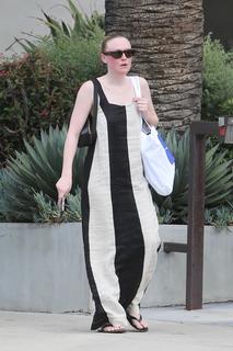 Dakota Fanning feet photo thumbnail