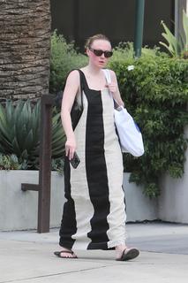 Dakota Fanning feet photo thumbnail