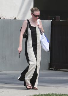 Dakota Fanning feet photo thumbnail