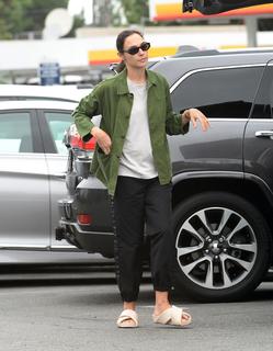 Gal Gadot feet photo thumbnail