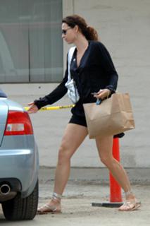 Minnie Driver feet photo thumbnail