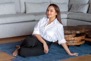 Sonakshi Sinha feet photo thumbnail