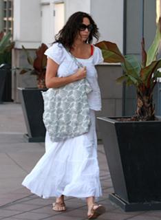 Minnie Driver feet photo thumbnail