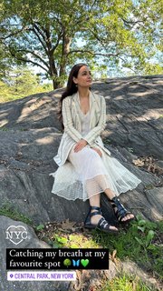 Dia Mirza feet photo thumbnail