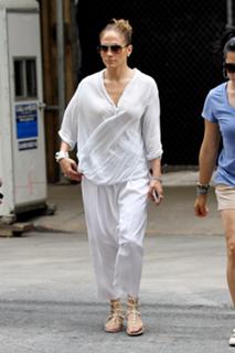 Jennifer Lopez feet photo thumbnail