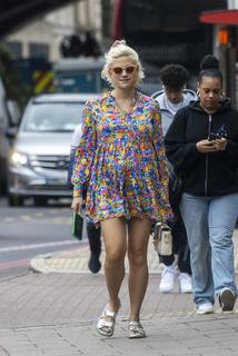 Pixie Lott feet photo thumbnail