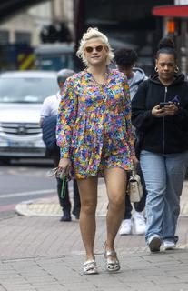Pixie Lott feet photo thumbnail