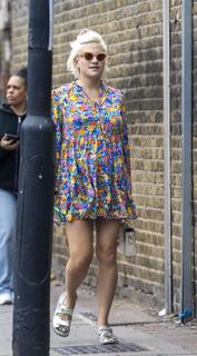Pixie Lott feet photo thumbnail