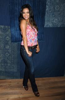 Shay Mitchell feet photo thumbnail