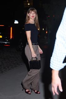 Taylor Swift feet photo thumbnail