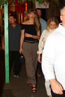 Taylor Swift feet photo thumbnail