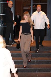 Taylor Swift feet photo thumbnail