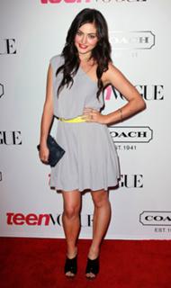 Phoebe Tonkin feet photo thumbnail