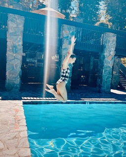 Victoria Justice feet photo thumbnail