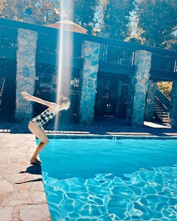 Victoria Justice feet photo thumbnail