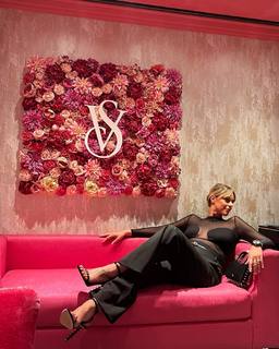 Federica Pellegrini feet photo thumbnail