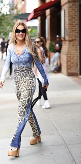 Rita Ora feet photo thumbnail