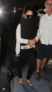 Vanessa Hudgens feet photo thumbnail