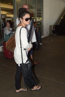Vanessa Hudgens feet photo thumbnail