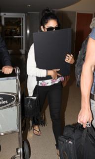 Vanessa Hudgens feet photo thumbnail