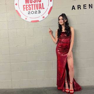 Laura Marano feet photo thumbnail