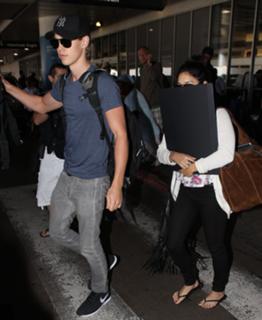Vanessa Hudgens feet photo thumbnail