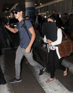 Vanessa Hudgens feet photo thumbnail