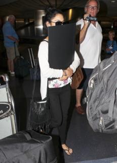 Vanessa Hudgens feet photo thumbnail