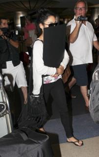 Vanessa Hudgens feet photo thumbnail