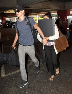 Vanessa Hudgens feet photo thumbnail