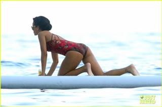 Rihanna feet photo thumbnail