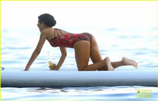 Rihanna feet photo thumbnail