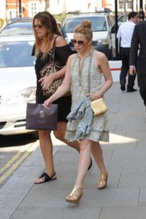 Kylie Minogue feet photo thumbnail
