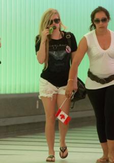 Avril Lavigne feet photo thumbnail
