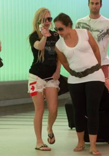 Avril Lavigne feet photo thumbnail