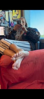 Kyle Unfug feet photo thumbnail