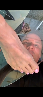 Kyle Unfug feet photo thumbnail