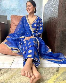 Hina Khan feet photo thumbnail