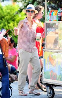 Jessica Alba feet photo thumbnail