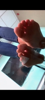 Kyle Unfug feet photo thumbnail