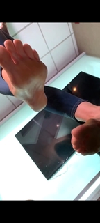 Kyle Unfug feet photo thumbnail
