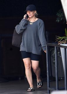 Hilary Duff feet photo thumbnail