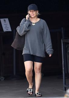 Hilary Duff feet photo thumbnail