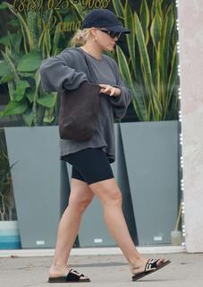 Hilary Duff feet photo thumbnail