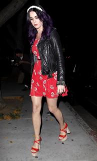 Katy Perry feet photo thumbnail